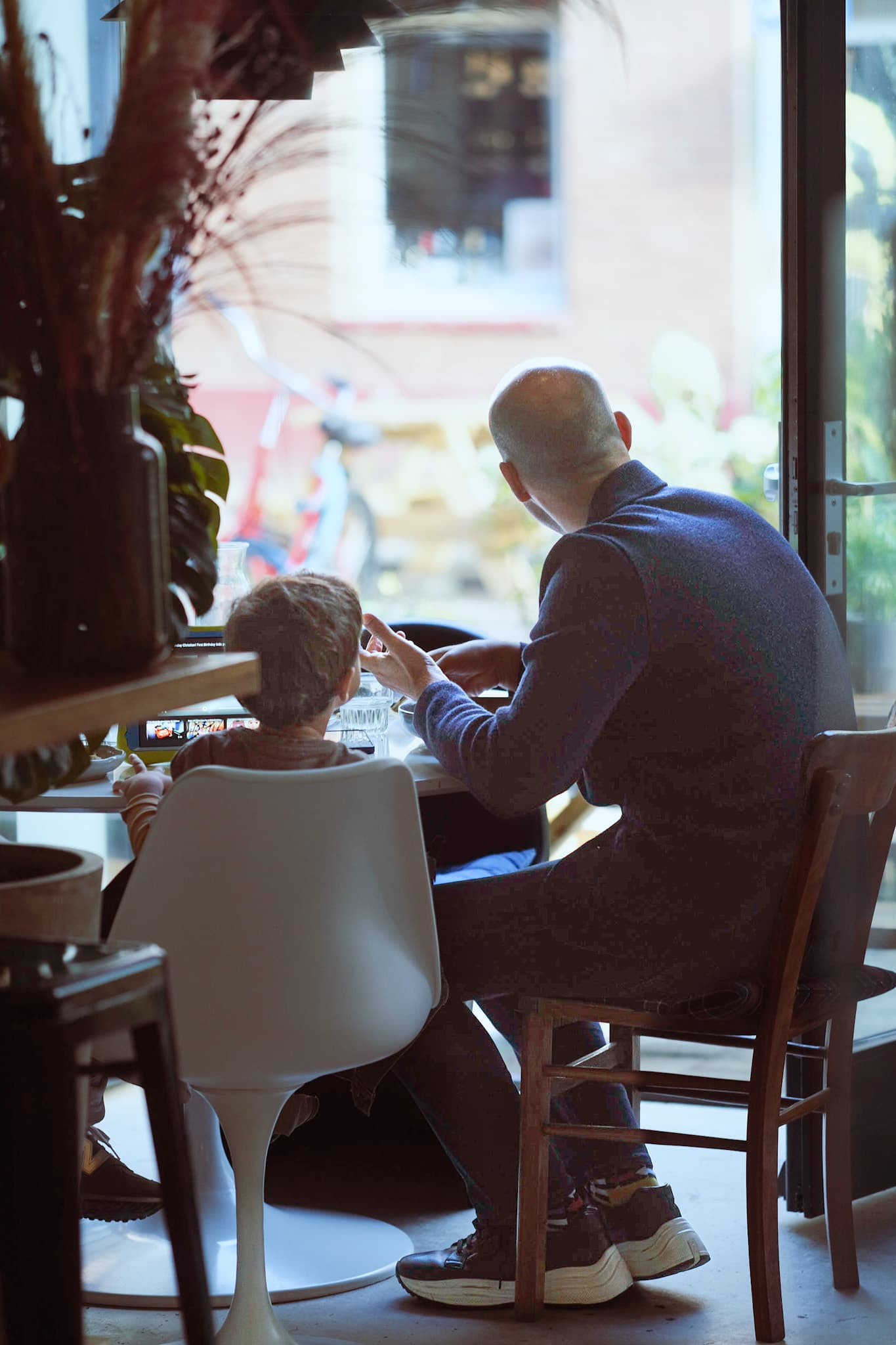 Family-style brunch gathering at Factory Girl Rykestraße